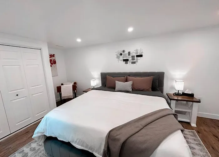 The Victoria Suite In Elora- King Bed